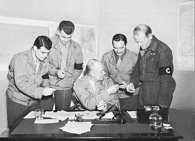 El general Eisenhower, sentado, en una reunión en Gibraltar, dirigiendo la Operación Torch