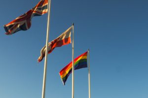 Bandera arcoíris LGBTQ+ en la frontera de Gibraltar2021