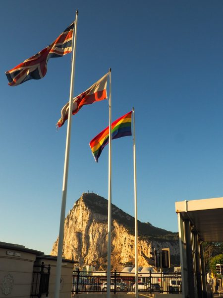 Bandera arcoíris LGBTQ+ en la frontera de Gibraltar2021