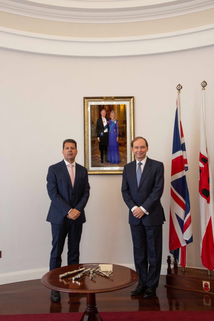 El Ministro Principal, Fabián Picardo, y el Gobernador, Sir David Steel, junto al retrato