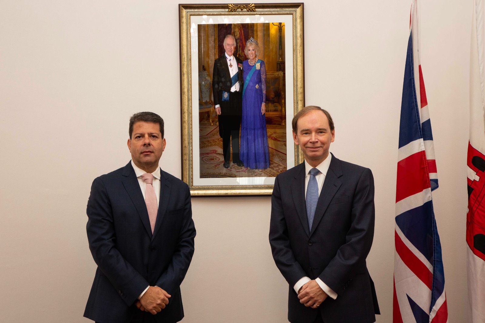 El Ministro Principal, Fabián Picardo, y el Gobernador, Sir David Steel, junto al retrato