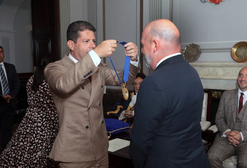 El Ministro Principal, Fabián Picardo impone la medalla al Teniente de Alcalde, Nicky Guerrero