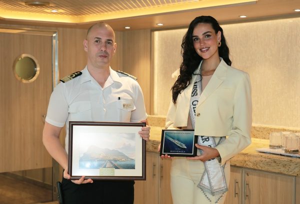 El capitán del Silver Moon, Chavdar Georgiev, con Faith Torres, Miss Gibraltar 2022