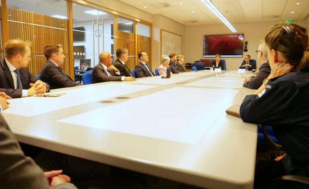 La imagen tiene un atributo ALT vacĆo; su nombre de archivo es %C2%B4Reunion-con-una-delegacion-del-Programa-para-Diputados-de-las-Fuerzas-Armadas-1.jpg
